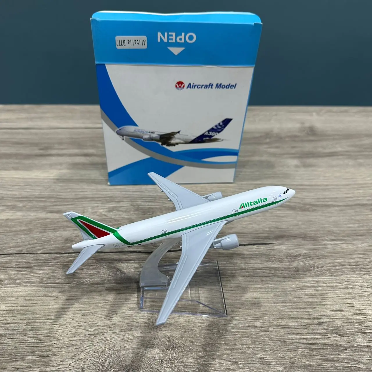 AVION MINI AIRCRAFT MODEL BOEING B777 ALITALIA 15CM AVEC SUPPORT EN METAL